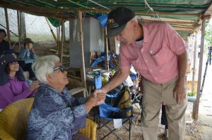新基地建設に反対する人々のテントを訪れた元米兵のクレイグ・アンダーソンさん(右)=1日、午前11時すぎ