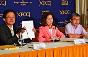 ヘリパッド建設反対声明を発表する(左から)伊波洋一氏、糸数慶子氏、上村英明氏=14日、東京の日本外国特派員協会