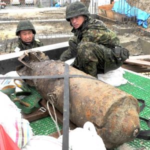 那覇市で見つかった不発弾を回収する自衛隊員(資料写真、2016年5月撮影)