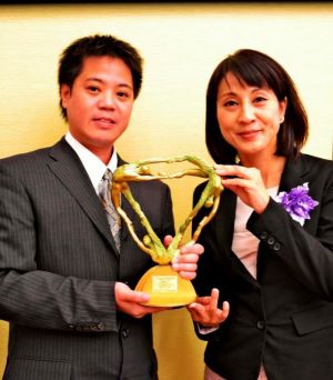 日本民間放送連盟賞のテレビ報道番組部門で最優秀賞を受賞したQABの島袋記者(右)と新垣カメラマン=9日、東京・グランドプリンスホテル新高輪