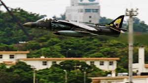 嘉手納基地を離陸するAV8Bハリアー。機体番号などから事故機とみられる=22日午後1時11分、嘉手納基地(読者提供)