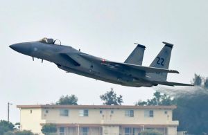 墜落事故から2日後に飛行を再開したF15戦闘機=13日午前7時52分、米軍嘉手納基地(国吉聡志撮影)