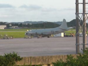 嘉手納基地の旧駐機場で、エンジンをかけた状態で駐機している米海軍P3C対潜哨戒機=4日午後6時40分ごろ(読者提供)