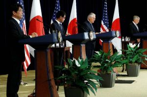 日米2プラス2会合を終え、記者会見する(左から)小野寺防衛相、河野外相、ティラーソン国務長官、マティス国防長官=17日、ワシントン(ロイター=共同)