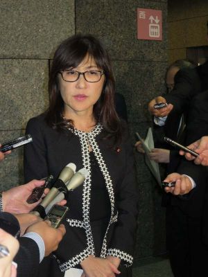 名護市安部の海岸で発生したオスプレイ事故への対応について説明する稲田朋美防衛相=14日午前3時半すぎ、防衛省
