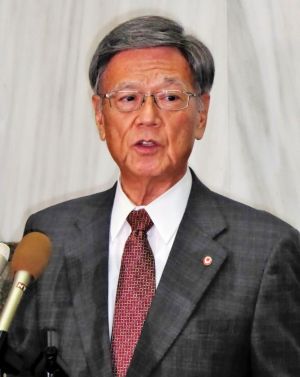 CH53Eヘリコプターの飛行再開に抗議する翁長雄志知事=19日、県庁