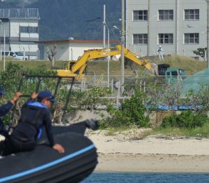 キャンプ・シュワブ内で陸上ヤードの整備作業=2015年10月29日