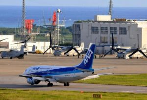 普天間飛行場から資機材を運んで到着した機体を含めて、一時、オスプレイ3機が駐機場に並んだ=2日午後5時半ごろ、石垣市白保・新石垣空港