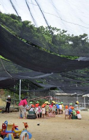 緑ヶ丘保育園園庭でシャボン玉で遊ぶ園児たち。落下事故の時も、園庭には多くの園児がいた=6日午前9時46分、宜野湾市野嵩・緑ヶ丘保育園