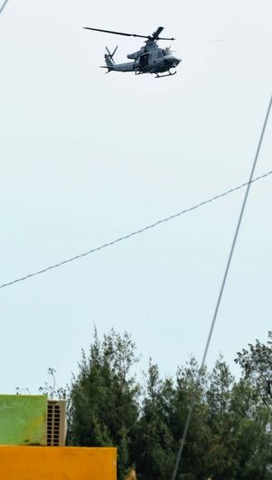 (資料写真)ホバリングや旋回を繰り返す米軍ヘリ=3月8日午後、宜野座村城原区と金武町中川区の境界付近