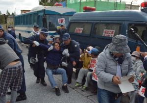 体を抱えられ移動させられる市民ら=28日、名護市辺野古の米軍キャンプ・シュワブゲート前