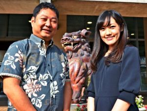 ANAグループから出向で沖縄市観光振興課に配属された佐藤隆志さん(左)と客室乗務員の坂口美香さん=13日、沖縄市役所