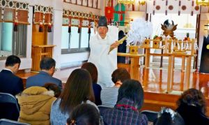 縁結びと健康を祈る神主と参加者=那覇市・沖縄県護国神社