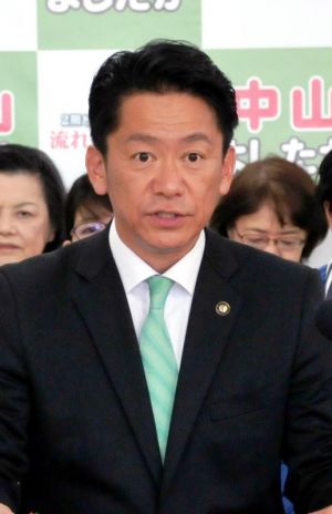 石垣市長選挙に向けて基本政策を発表する中山義隆氏=19日、石垣市真栄里