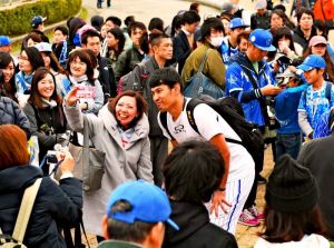 記念撮影に応じるDeNAの伊納翔一選手(中央)=1日午後、アトムホームスタジアム宜野湾(喜屋武綾菜撮影)