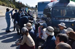 資材搬入車両を前に座り込む市民ら=10日午前9時、米軍キャンプ・シュワブゲート前