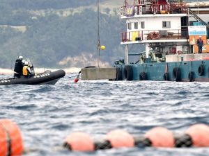 海中に投下される大型コンクリートブロック=2月7日午後2時39分、沖縄県名護市辺野古沖
