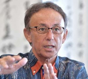 県知事当選から一夜明け、今後の抱負を語る玉城デニー氏=1日午前、那覇市久茂地・沖縄タイムス社