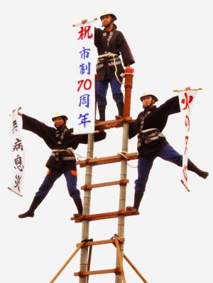 消防団員の「はしご乗り」で締めのポーズを決める(左から)竹内真穂さん、生駒さつきさん、三輪千夏さん=石垣市消防本部