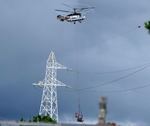 ヘリパッド建設に向け、重機を運ぶヘリ=9日、東村高江