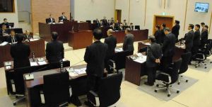 米軍ヘリの不時着に抗議する意見書案を全会一致で可決する嘉手納町議会=15日午前10時30分ごろ、嘉手納町議会