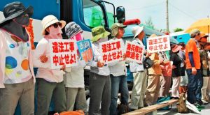 座り込み開始から3年を迎え、歌を歌って新基地建設阻止を訴える市民ら=6日、名護市辺野古の米軍キャンプ・シュワブゲート前