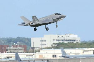 米軍嘉手納基地に暫定配備された最新鋭ステルス戦闘機F35Aの初訓練が確認された=7日午前11時35分、米軍嘉手納基地(読者提供)