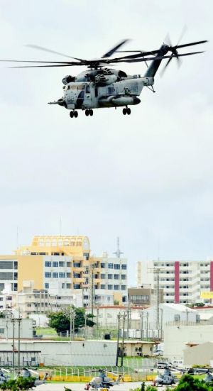 東村高江での炎上事故後、飛行訓練を再開したCH53E大型輸送ヘリ=18日午前、米軍普天間飛行場