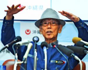身ぶりを交えながら、埋め立て承認の撤回の理由を説明する翁長雄志知事=27日午前11時6分、県庁