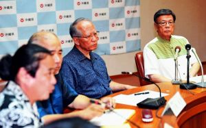 会見で弁護士の説明を聞く翁長雄志知事(右)=7日、県庁