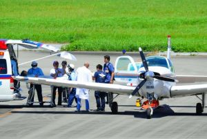 MESH飛行機で那覇空港から久米島への患者を移送した=6月日、久米島空港