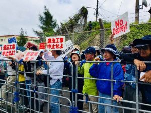 米軍キャンプ・シュワブのゲート前で辺野古の新基地建設に反対し、強制排除された市民ら=14日、名護市辺野古