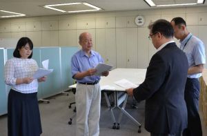 全国知事会側に申し入れる「基地引き取り緊急連絡会」の飯島信さん(左から2人目)ら=31日、東京・平河町の都道府県会館