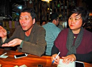 従軍慰安婦問題について「被害者の視点から正義ある解決ができることを望む」と話す金運成さん(左)と(〓1)(〓2)さん夫妻=25日、読谷村内