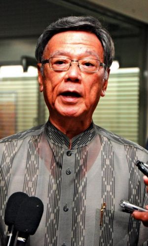 米軍北部訓練場の早期返還を巡る自身の発言の真意を説明する翁長雄志知事=11日、県庁