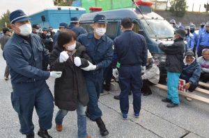 座り込む市民を強制的に移動させる県警機動隊員=6日、名護市辺野古