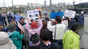 機動隊に規制されながら米軍車両に抗議する市民=10日午前、名護市辺野古のキャンプ・シュワブメインゲート前