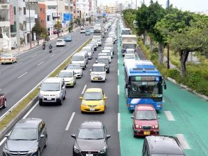 米軍の大型トラック移動後も渋滞が続く国道58号の北向け車線=24日午後3時47分、浦添市城間