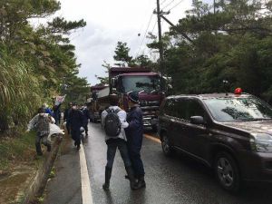 抗議する市民を路肩に追い込み、ダンプカーを通す機動隊=19日午前9時20分ごろ、東村高江の県道70号