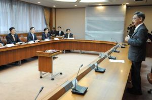 参院外交防衛委のメンバーに沖縄の基地負担軽減を訴える翁長雄志知事(右)=20日、県庁