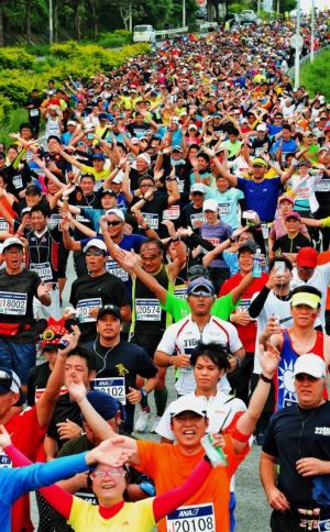 曲に合わせて「YMCA」を元気よく踊るジョガーたち=4日午前、豊見城市嘉数(喜屋武綾菜撮影)