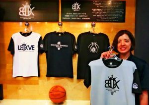 沖縄発のバスケブランド「OBK」をPRするステップバイステップのスタッフ=那覇市牧志の同社