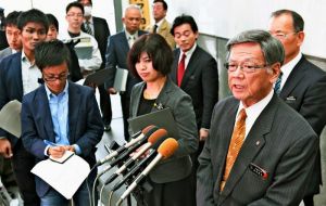 辺野古海上のコンクリ-トブロック投入について記者の質問に答える翁長雄志知事=7日午後、県庁