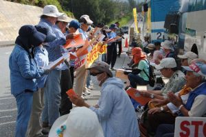 歌を歌って新基地建設に抗議する市民=5日午前9時ごろ、名護市辺野古・米軍キャンプシュワブゲート前