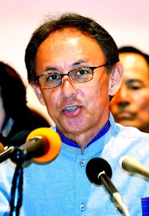 政策を発表する玉城デニー氏=10日、那覇市古島・教育福祉会館