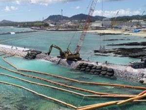 「K4」護岸に石材が次々と投下され、囲い込まれた埋め立て区域=7月19日、名護市辺野古(小型無人機で撮影)
