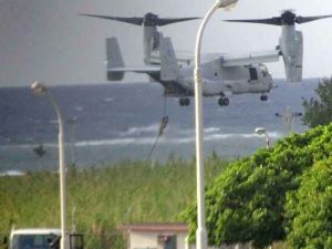 米陸軍トリイ通信施設内でオスプレイからロープを使って降下する米兵=4日午後4時ごろ、読谷村渡具知から撮影(村提供)