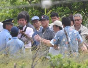 米軍ヘリ事故現場を視察する翁長雄志知事(中央)=12日午後0時25分、東村高江