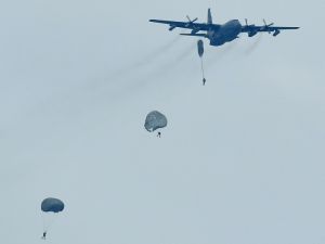 (資料写真)パラシュート降下訓練をする米兵=3月16日、うるま市の津堅島訓練場水域上空