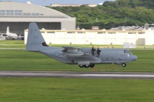 米本国で墜落した機体と同型で、所属する岩国基地から嘉手納基地に飛来するKC130空中給油機=12日午後5時23分、米軍嘉手納基地(読者提供)